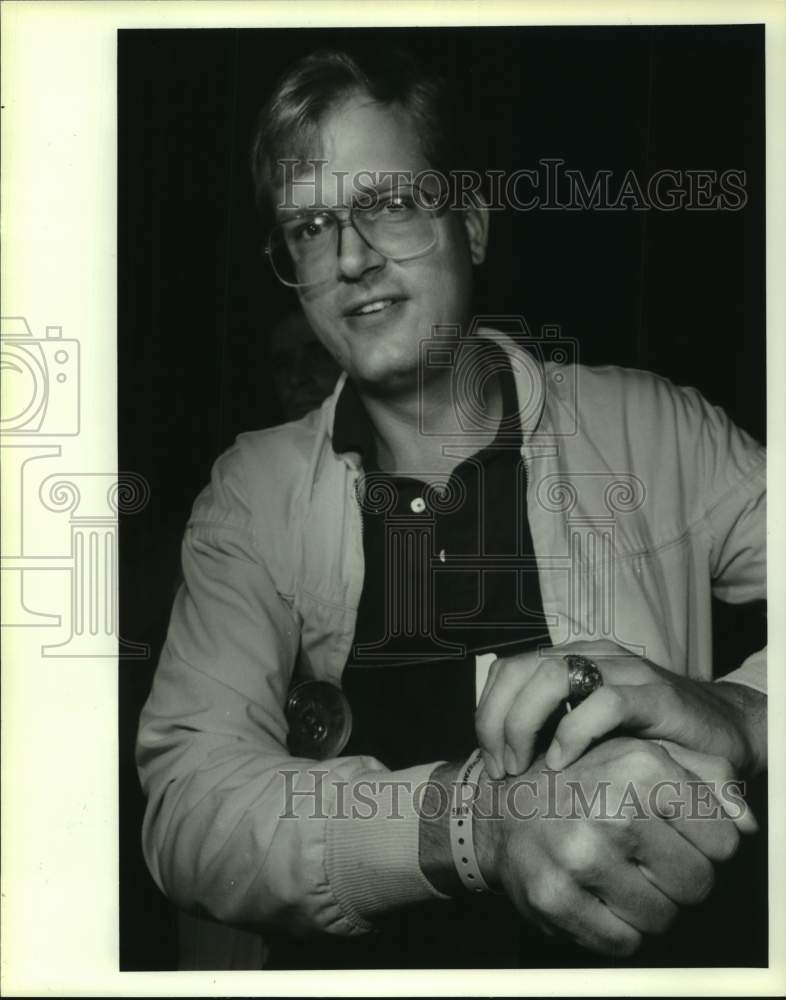 1986 Press Photo Marty Kobs' lucky bracelet equaled 1st in line for playoff tix - Historic Images