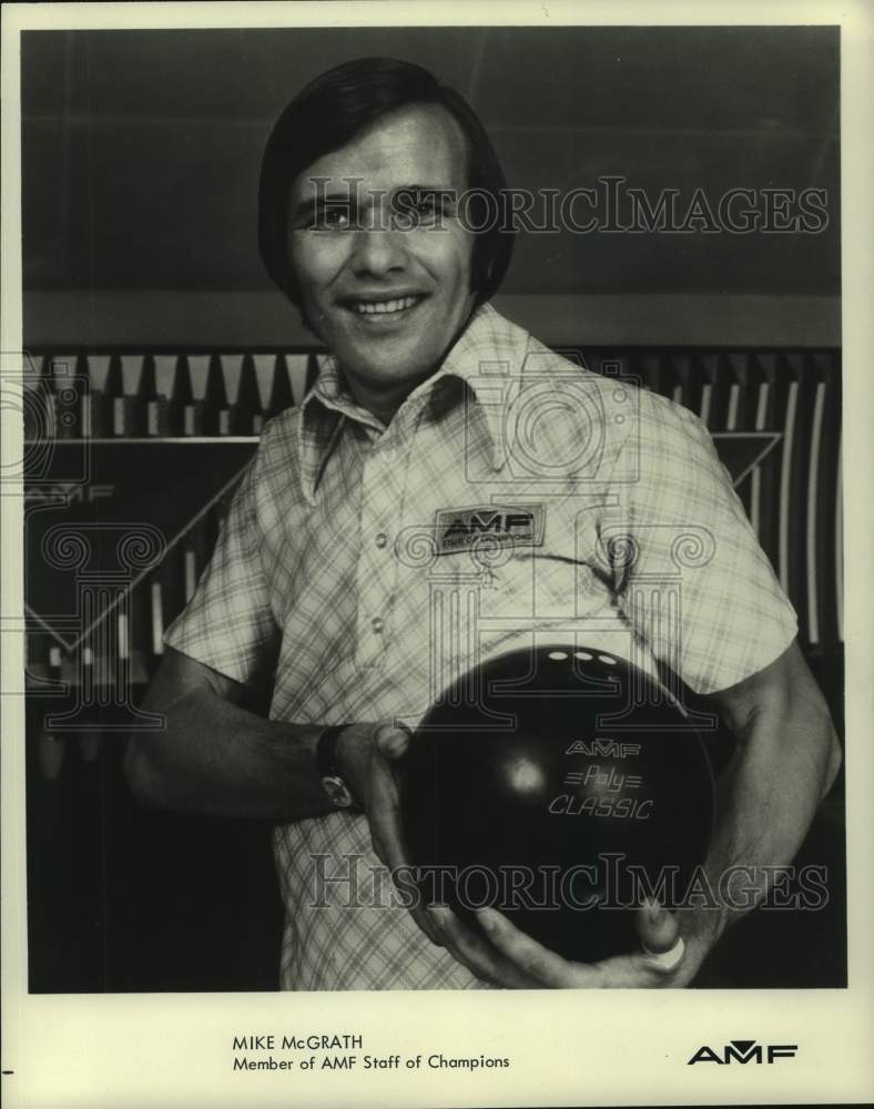 1974 Press Photo Bowler Mike McGrath poses with his AMF bowling ball - Historic Images