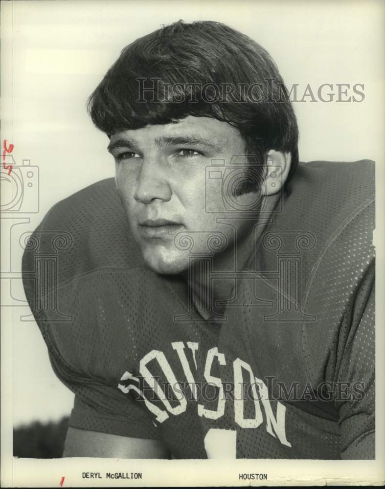 1972 Press Photo University of Houston football player Deryl McGallion watches - Historic Images