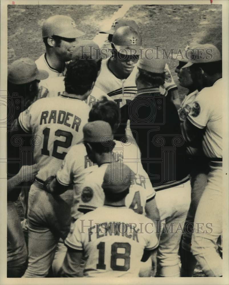 1972 Press Photo Houston Astros baseball player Lee May mobbed by teammates - Historic Images