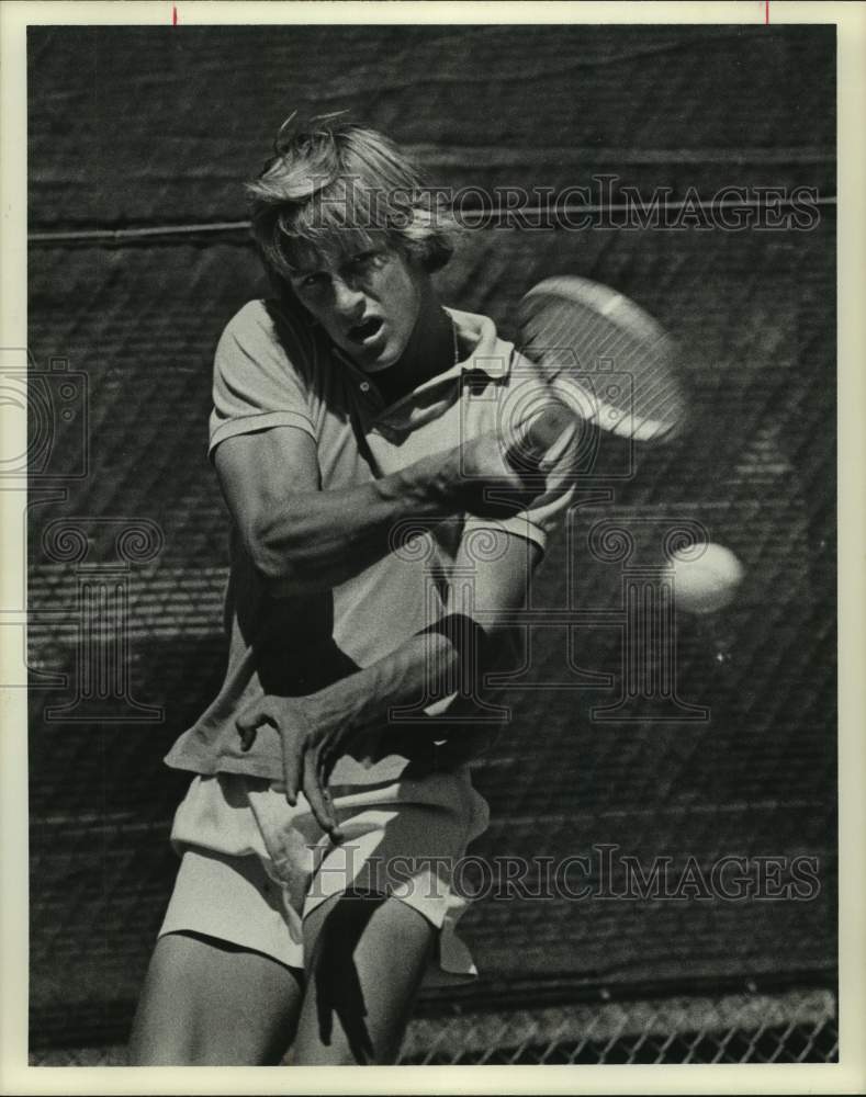 1975 Press Photo Tennis player Bill Matyastik returns shot in a match - Historic Images