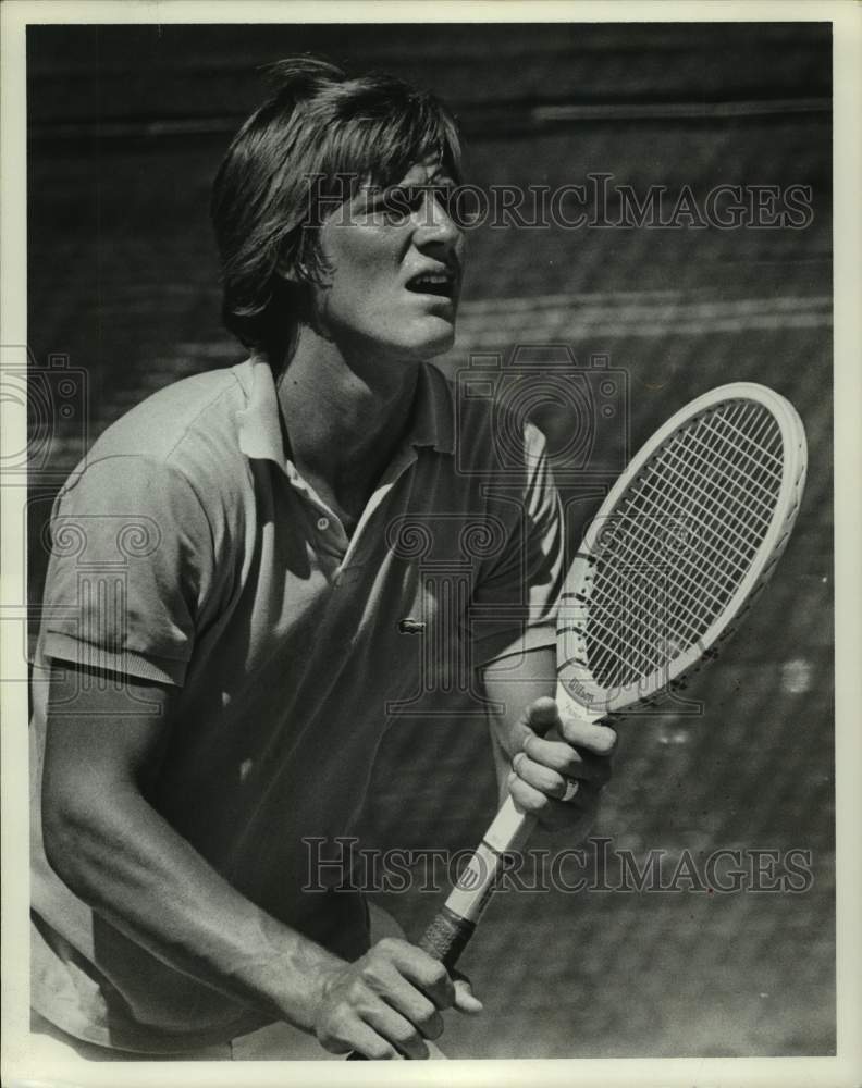 1975 Press Photo Trinity tennis player Bill Matyastik grabs racquet with 2 hands- Historic Images