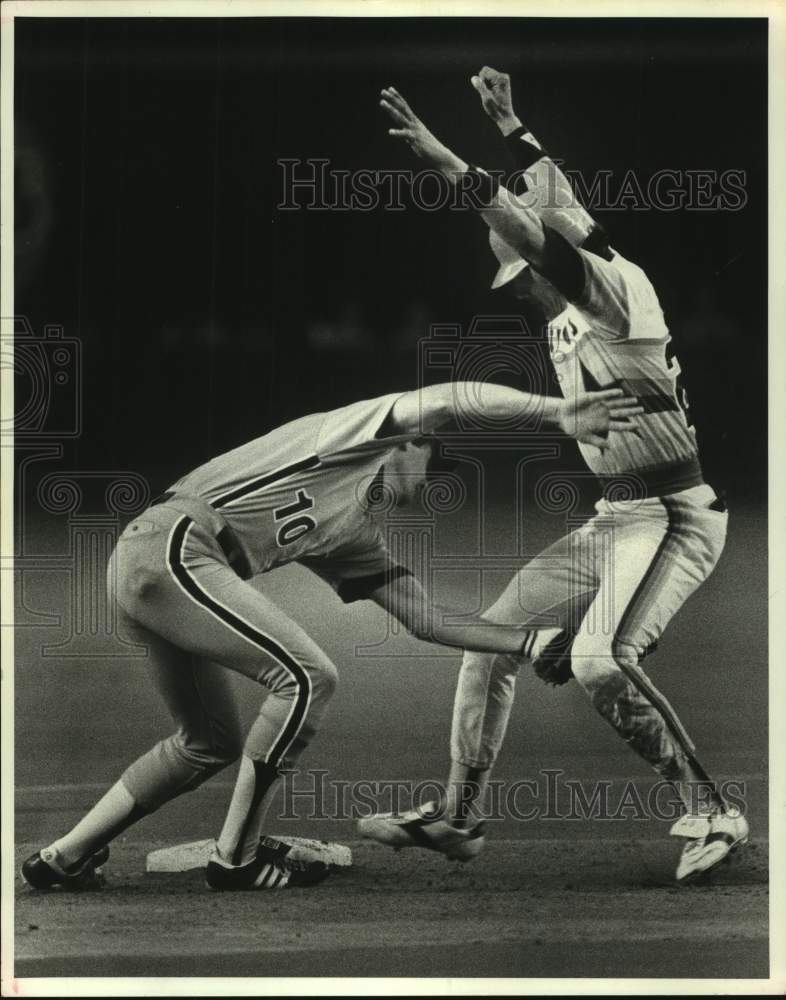 1981 Press Photo Houston Astros baseball player Kiko Garcia tries to avoid tag - Historic Images