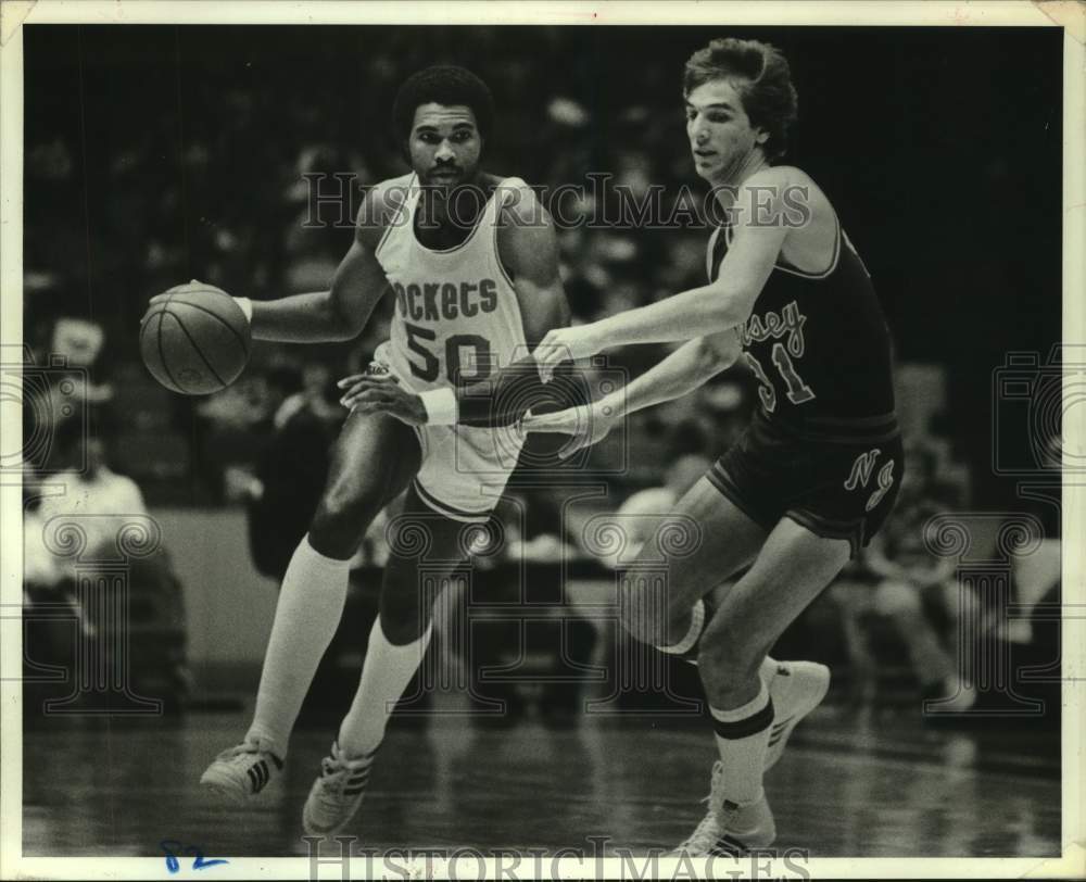 1981 Press Photo Rocket Robert Reid heads past Nets Mike O&#39;Koren to the basket- Historic Images