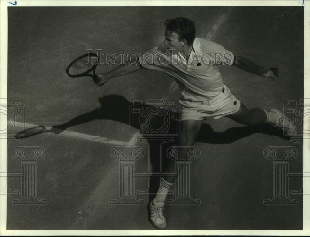 1986 Press Photo Richey Reneberg, Houston helps prepare the U.S. Davis Cup team.- Historic Images