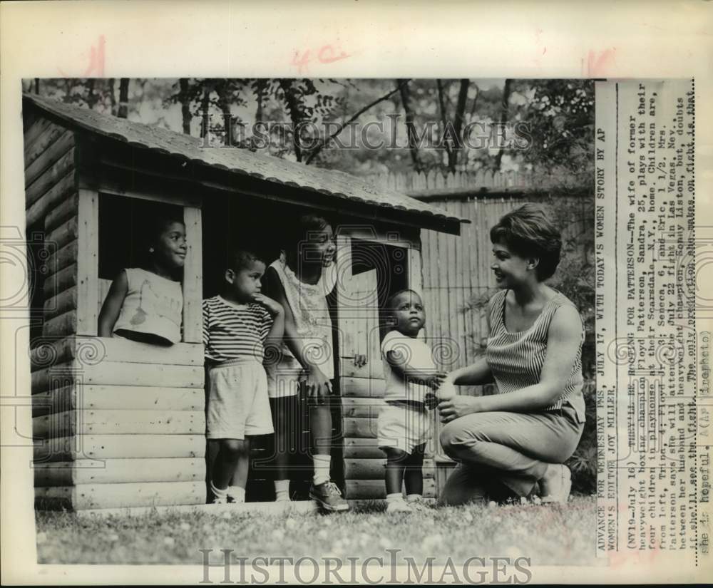 1968 Press Photo Boxer Floyd Patterson' wife, Sandra, plays with their four kids - Historic Images