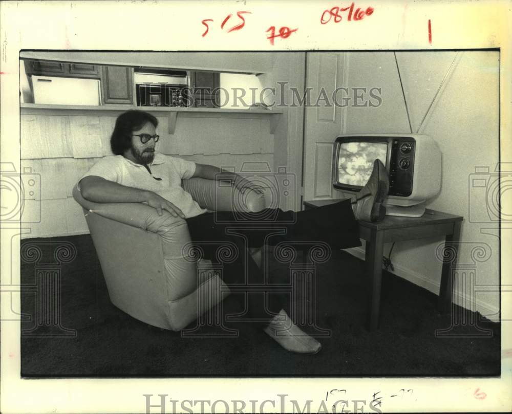 1982 Press Photo Houston Oiler punter Cliff Parsley relaxes watching television - Historic Images