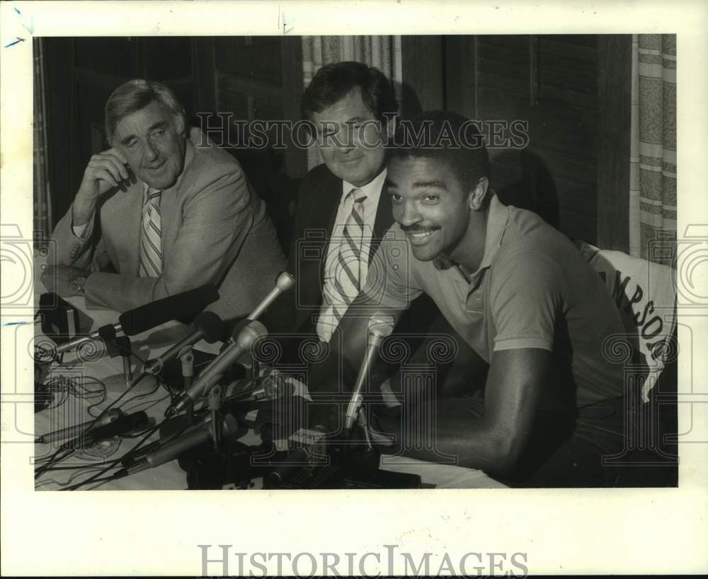 1983 Press Photo Rockets Manager Ray Patterson with Bill Fitch and Ralph Sampson - Historic Images