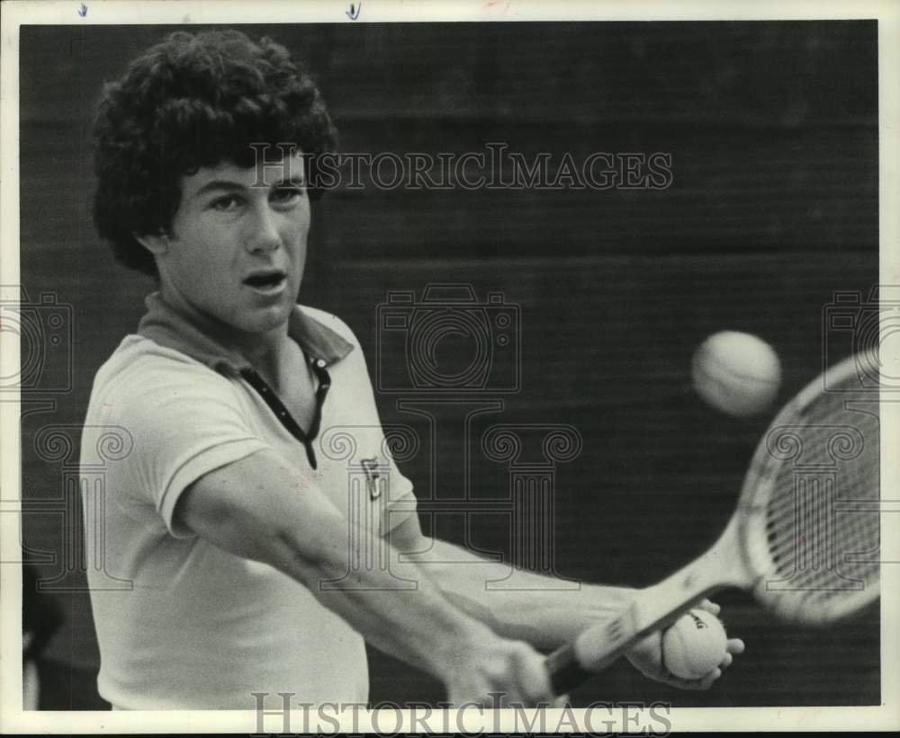 1977 Press Photo Tennis player Bill Scanlon returns shot in practice - hcs19627 - Historic Images