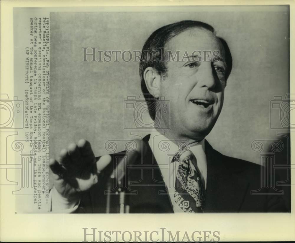 1976 Press Photo National Football League commissioner Pete Rozelle speaking - Historic Images