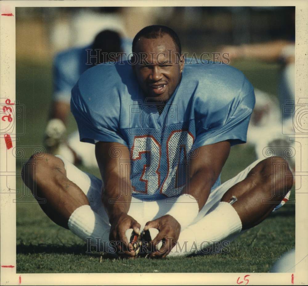 1988 Press Photo Houston Oilers football running back Mike Rozier stretches legs- Historic Images