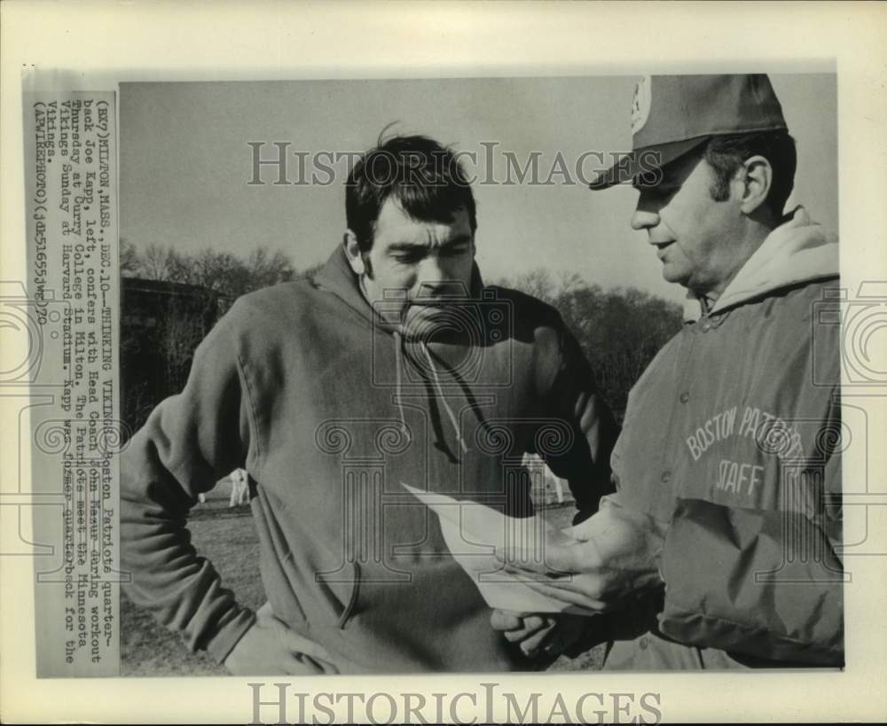 1970 Press Photo Boston Patriots football quarterback Joe Kapp talks to coach - Historic Images