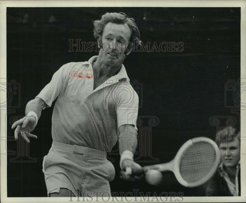 Press Photo Tennis player Rod Laver is focused on return shot in a match - Historic Images