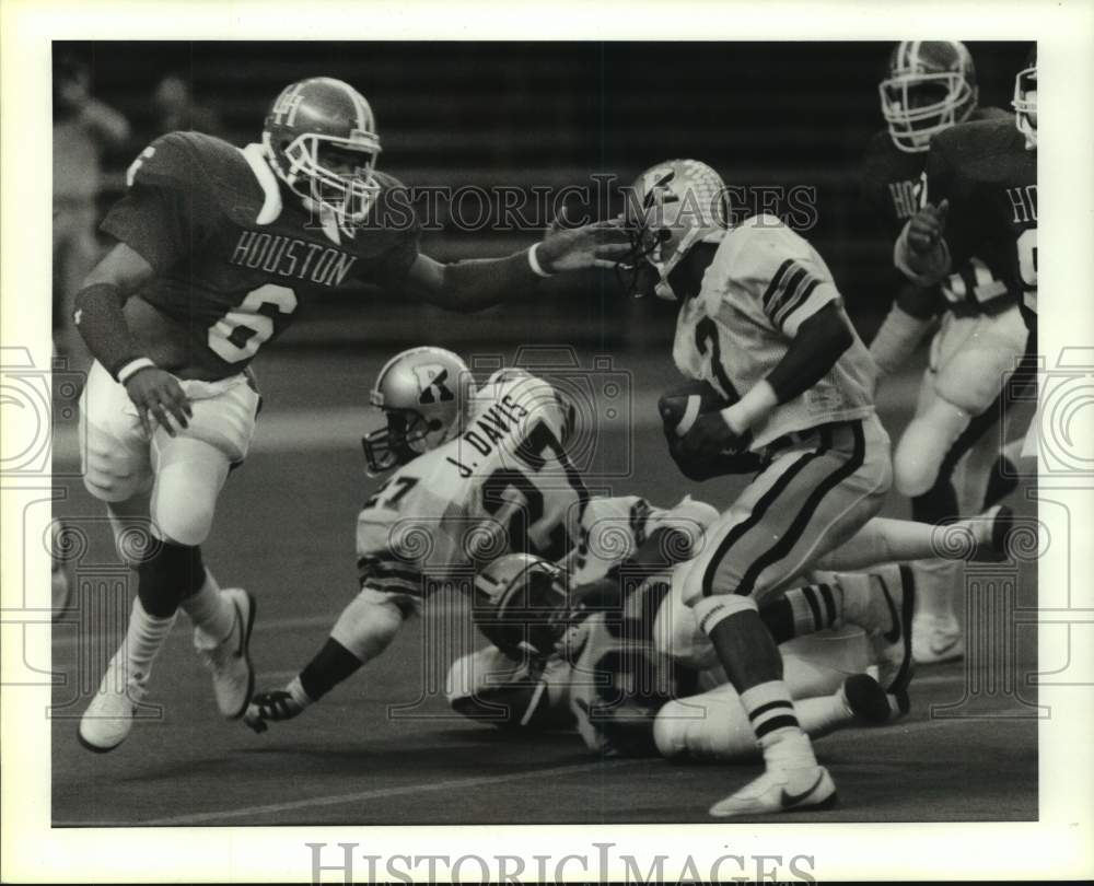 1986 Press Photo Quentis Roper of Rice cuts back on UH Robert Jones to score - Historic Images