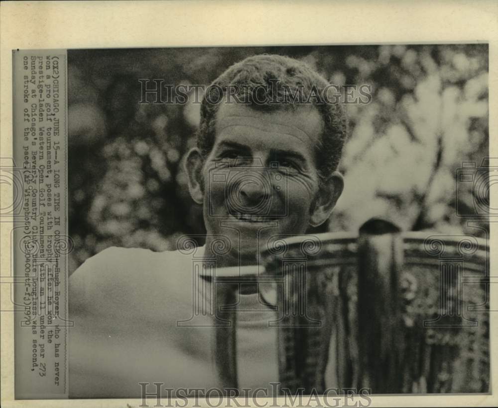 1970 Press Photo Pro golfer Hugh Royer poses with his Western Open trophy - Historic Images