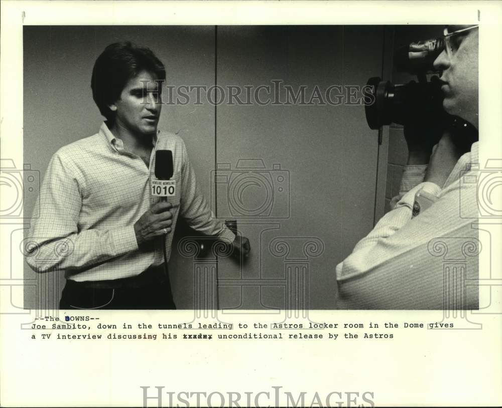 1985 Press Photo Ex-Astro Joe Sambito doing a television interview at Astrodome - Historic Images