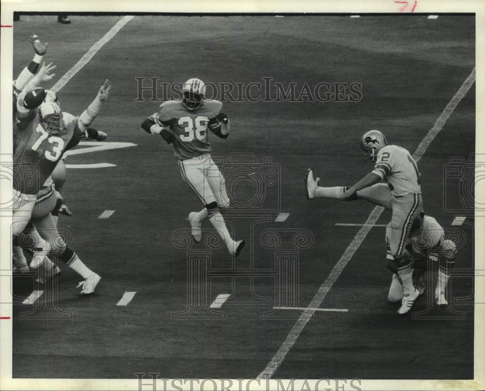 1975 Press Photo Houston&#39;s Greg Sampson blocks Detroit&#39;s 36-yard field goal - Historic Images