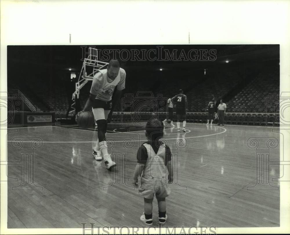 1988 Press Photo Rockets' Cedric Maxwell goes 1-on-1 with Aaron Mark. - Historic Images