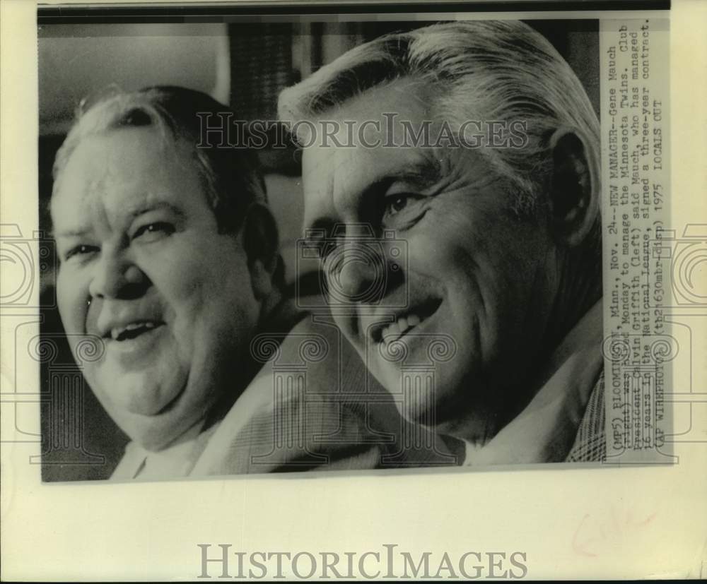 1975 Press Photo Twins&#39; president Calvin Griffith signs Gene Mauch as manager. - Historic Images