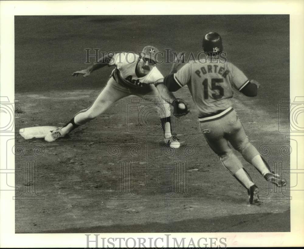 1982 Press Photo Houston&#39;s Phil Garner awaits arrival of Darrell Porter at 2nd - Historic Images