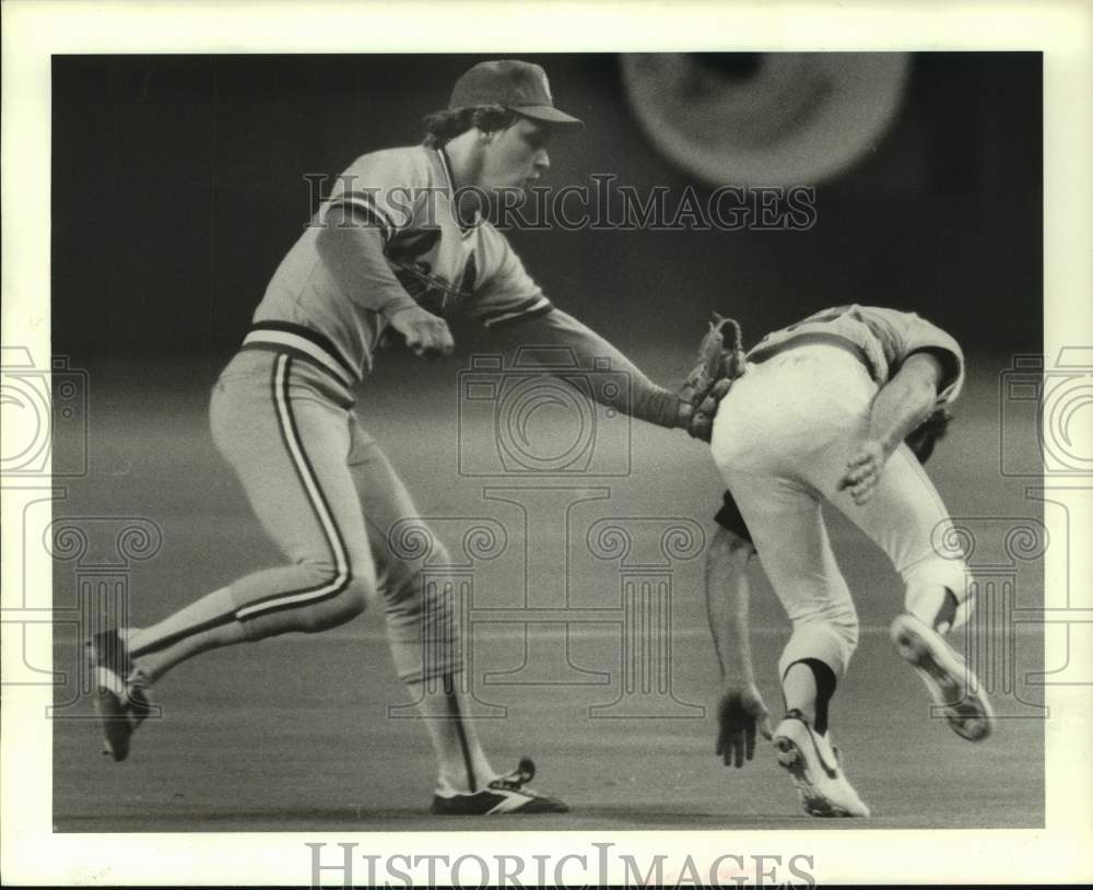 1982 Press Photo Houston Astros&#39; Dickie Thon tagged out by Tom Herr - hcs19789- Historic Images