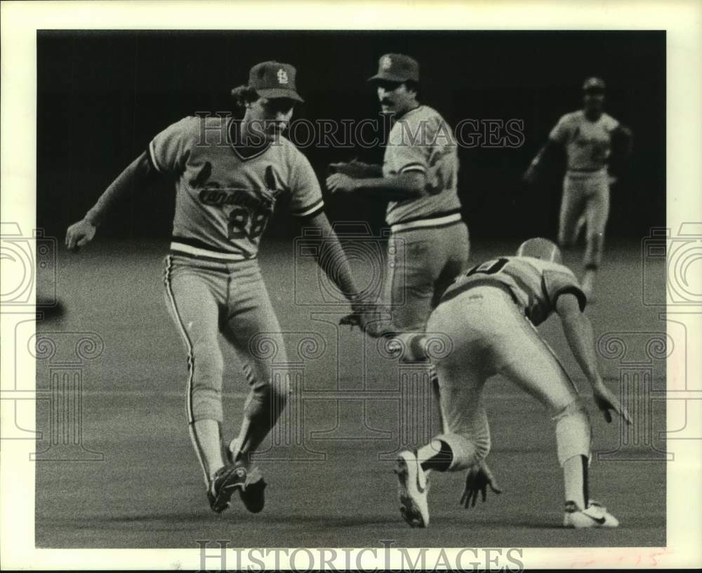 1982 Press Photo Houston Astros Dickie Thon tagged out by 2nd baseman Tom Herr - Historic Images