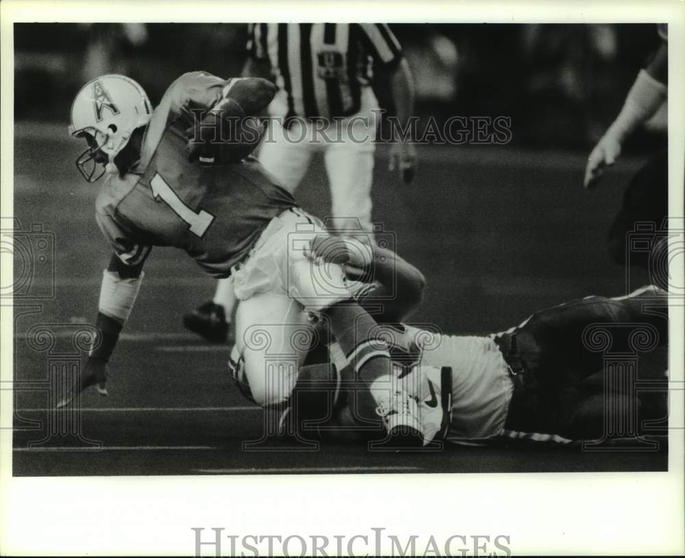 1989 Press Photo Oilers Warren Moon reaches for 1st &amp; 10 as Greg Clark tackles - Historic Images