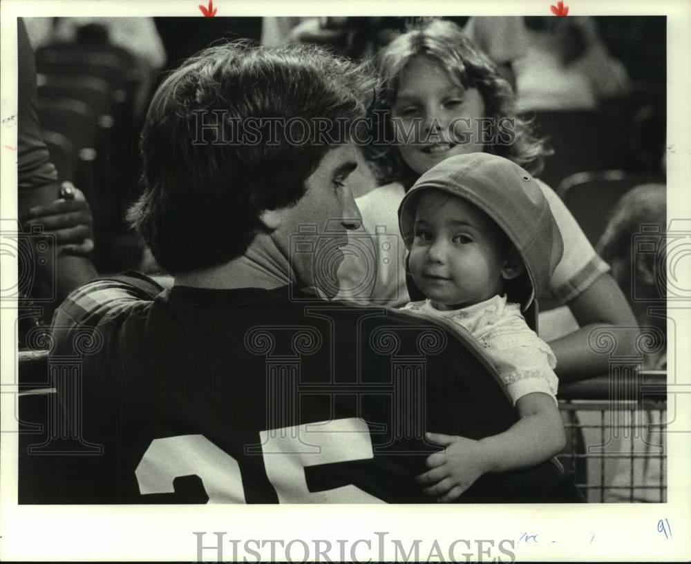 1982 Press Photo Astro Joe Sambito and 18-month-old fan Randi Allison Gauther - Historic Images