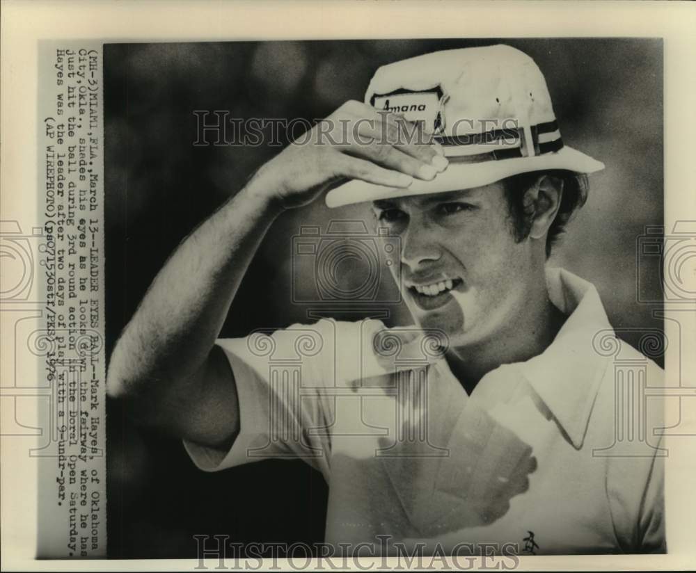 1976 Press Photo Golfer Mark Hayes looks down the fairway at Doral Open- Historic Images