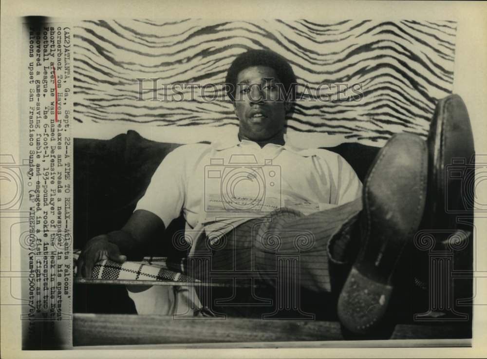 1971 Press Photo Atlanta Falcons&#39; cornerback Tom Hayes relaxes in his apartment - Historic Images