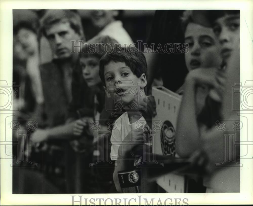 1988 Press Photo Eric Mill waits for an autograph at a Houston Astros game - Historic Images