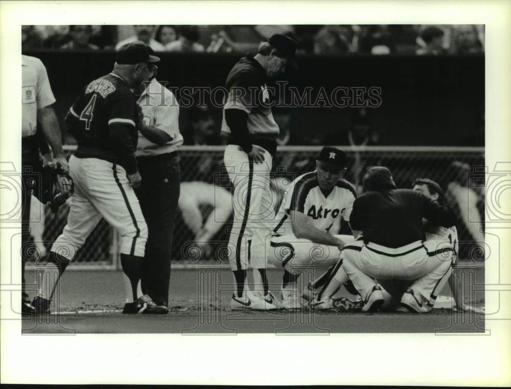1988 Press Photo Astros manager, coach & trainer surround Bill Doran (on ground)- Historic Images