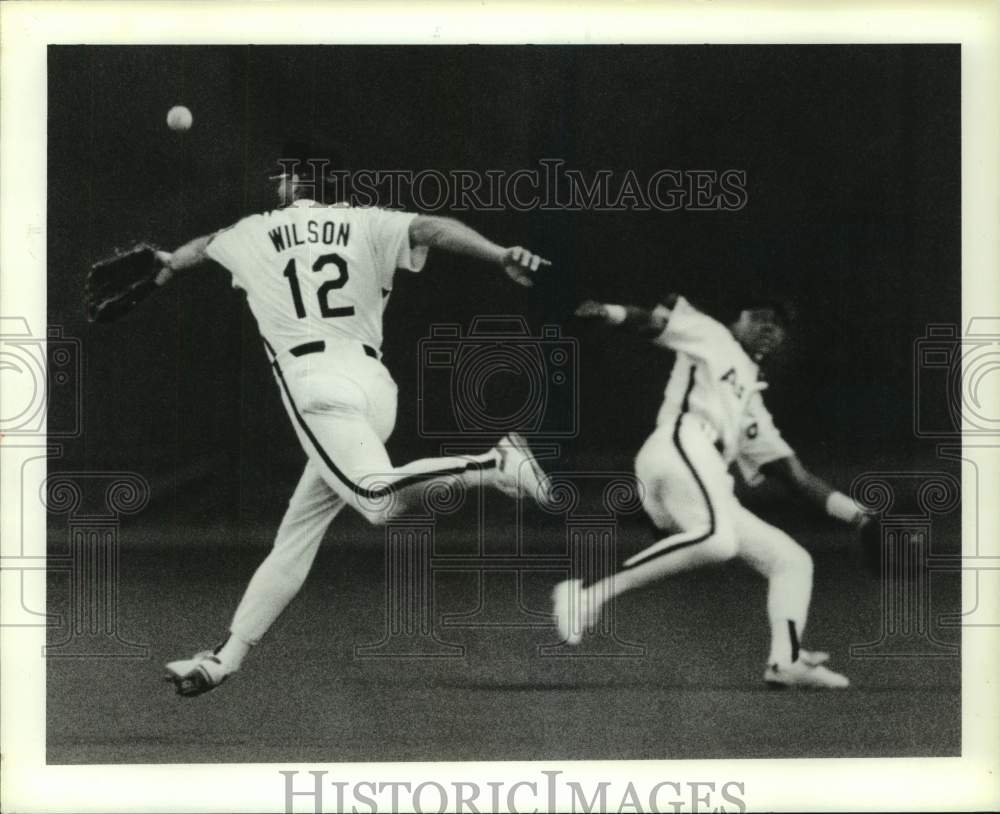 1990 Press Photo Astros&#39; Glenn Wilson &amp; Eric Yelding try to come up with ball - Historic Images