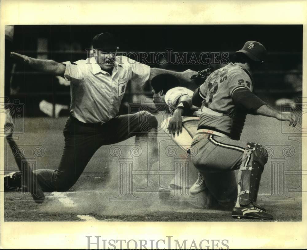 1980 Press Photo Umpire Jerry Dale calls Astros&#39; Rafael Landestoy safe at home- Historic Images