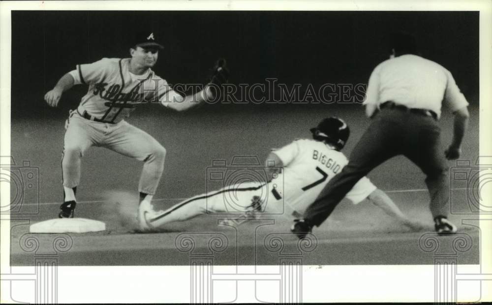 1990 Press Photo Astros' Craig Biggio steals second on Braves' Jeff Treadway. - Historic Images