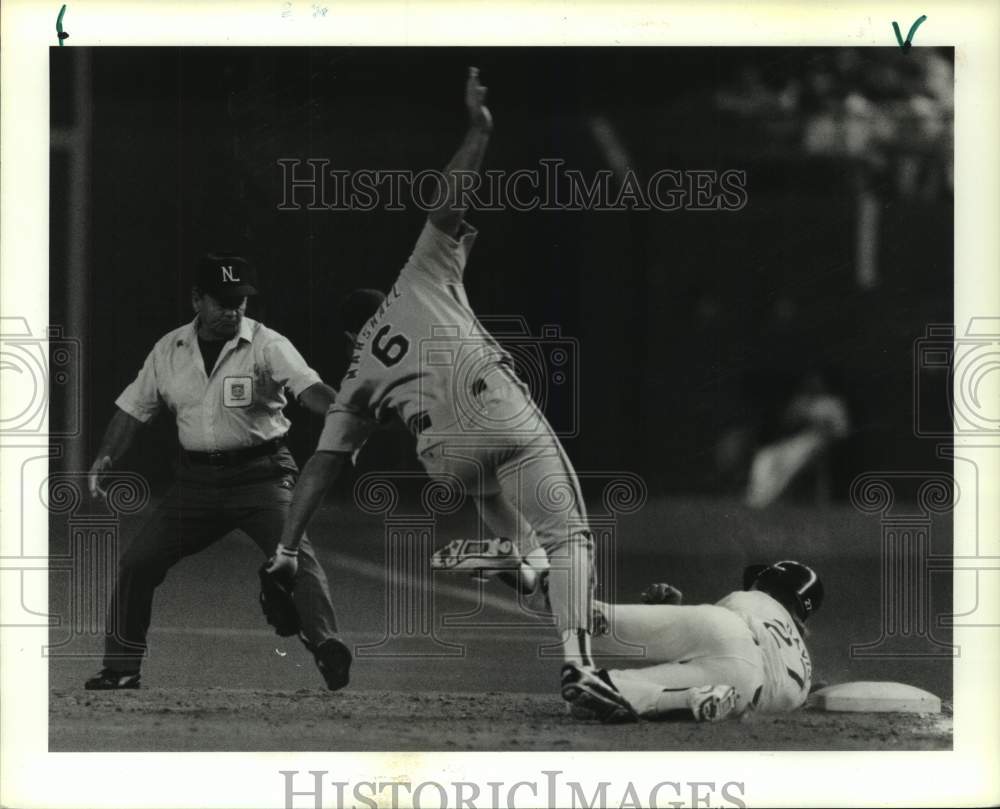 1990 Press Photo Mets&#39; Mike Marshall trips over Astros&#39; Glenn Davis at first.- Historic Images