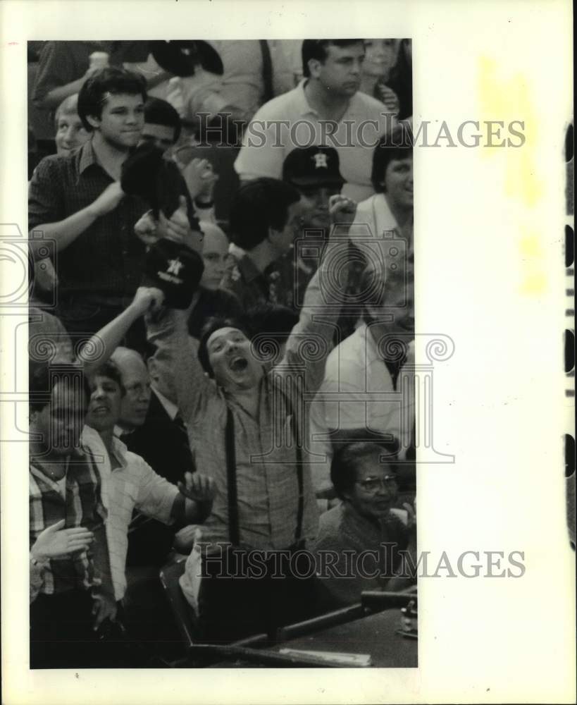 1986 Press Photo Fans cheer for their team during Astros playoff game.- Historic Images