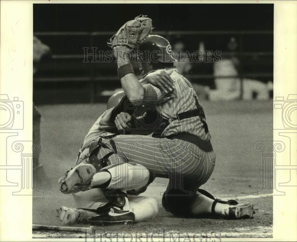 1980 Press Photo Cubs&#39; Tim Blackwell tags Astros&#39; Cesar Cedeno out at the plate. - Historic Images