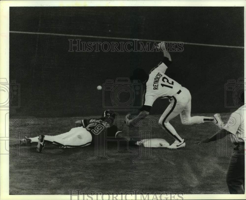 1989 Press Photo Doug Dascenzo dives back as Astros&#39; Craig Reynolds misses throw - Historic Images