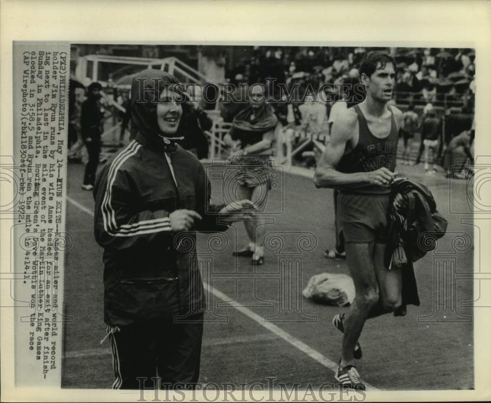 1972 Press Photo Kansas miler Jim Ryun runs by his wife Anne in Philadelphia - Historic Images