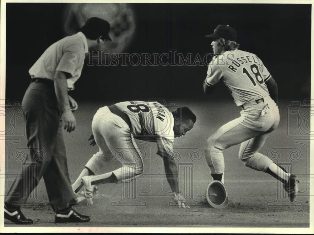 1980 Press Photo Dodger Bill Russell tags out Astros Joe Morgan at second base- Historic Images