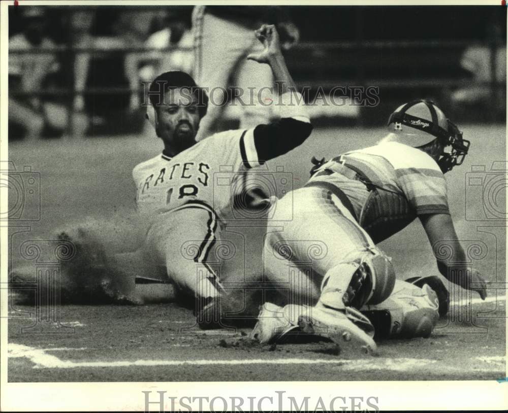 1980 Press Photo Pittsburgh Pirates player slides into home plate in Astros game - Historic Images