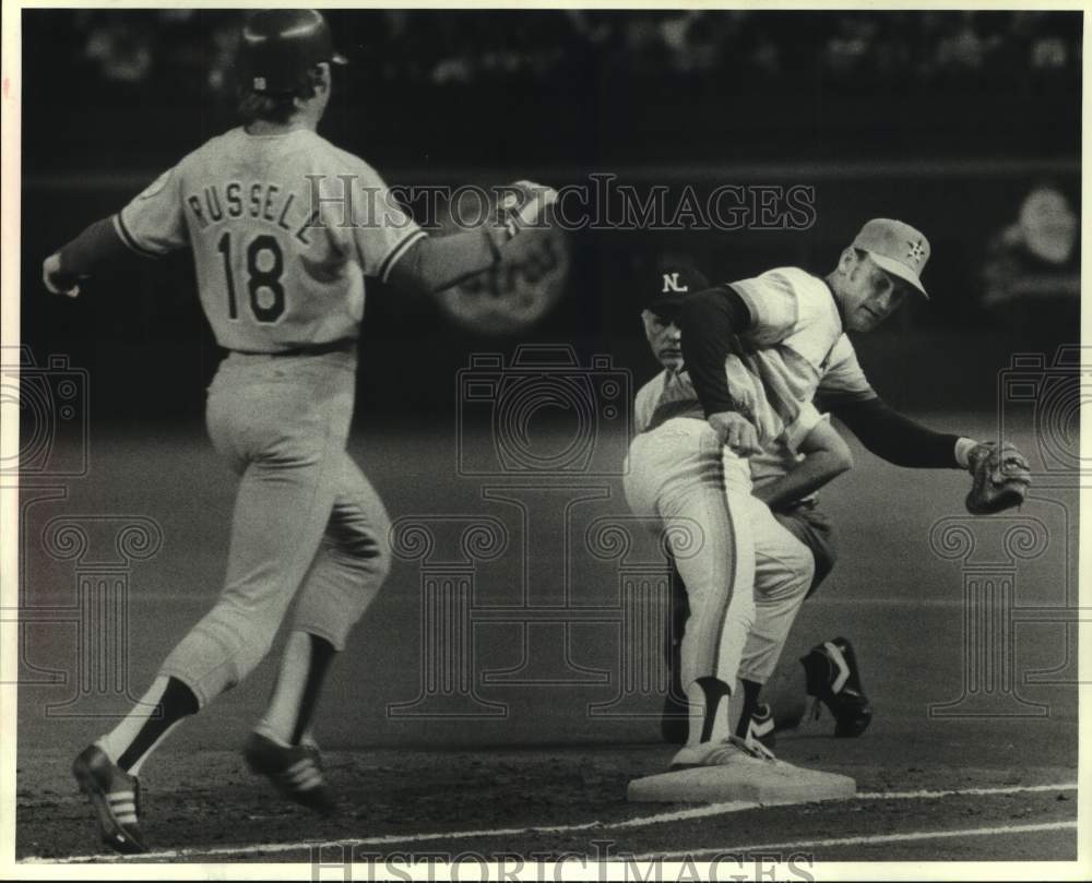 1980 Press Photo Russell out on play by Astros&#39; Howe, Reynolds&#39; throw is wide - Historic Images