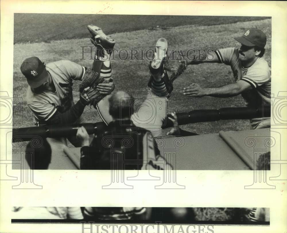 1981 Press Photo St Louis baseball pitcher Bob Shirley grabs catcher Tenace - Historic Images