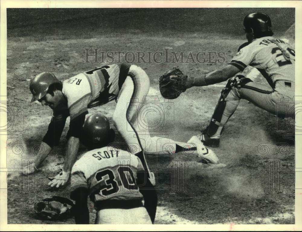 1981 Press Photo Houston Astros baseball player Craig Reynolds scores at home - Historic Images