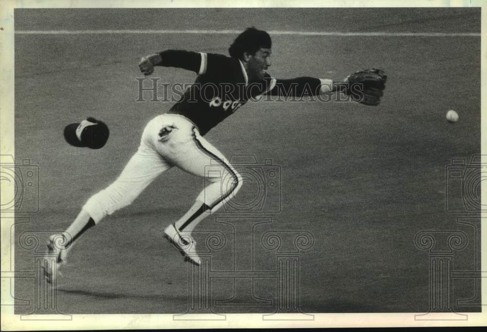 1981 Press Photo San Diego baseball player Luis Salazar stretches for ball - Historic Images