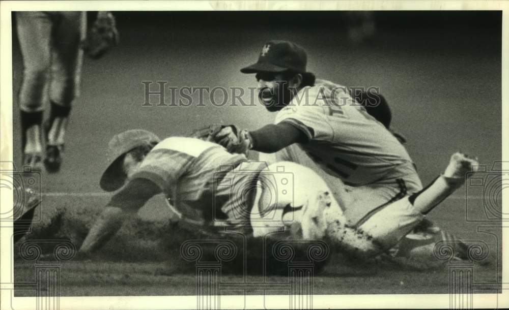 1980 Press Photo Houston Astros baseball pitcher Joe Niekro slides into base- Historic Images