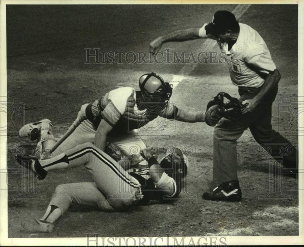 1982 Press Photo Pirates Mike Easler out as Astros catcher Alan Ashby makes tag- Historic Images