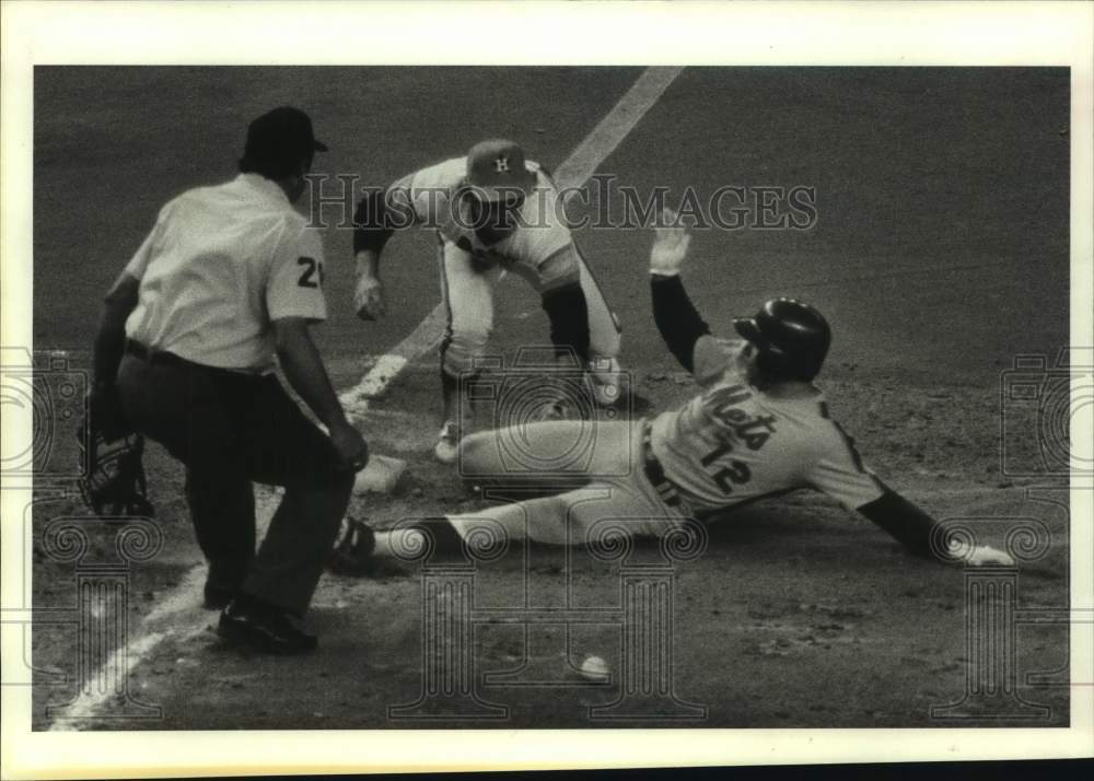 1982 Press Photo Mets' John Stearns into 3rd as ball eludes Astros' Dickie Thon - Historic Images