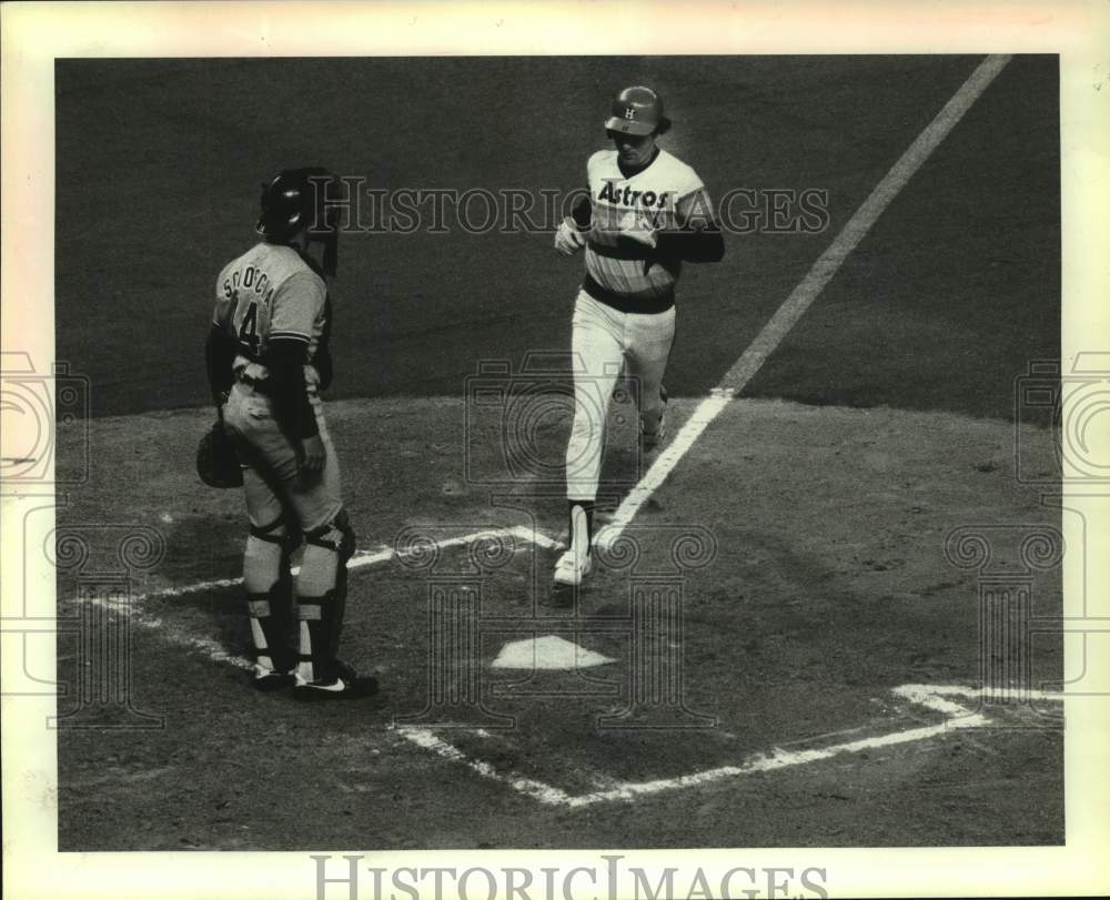 1981 Press Photo Dodgers Mike Scioscia watches as Astros&#39; Craig Reynolds scores.- Historic Images